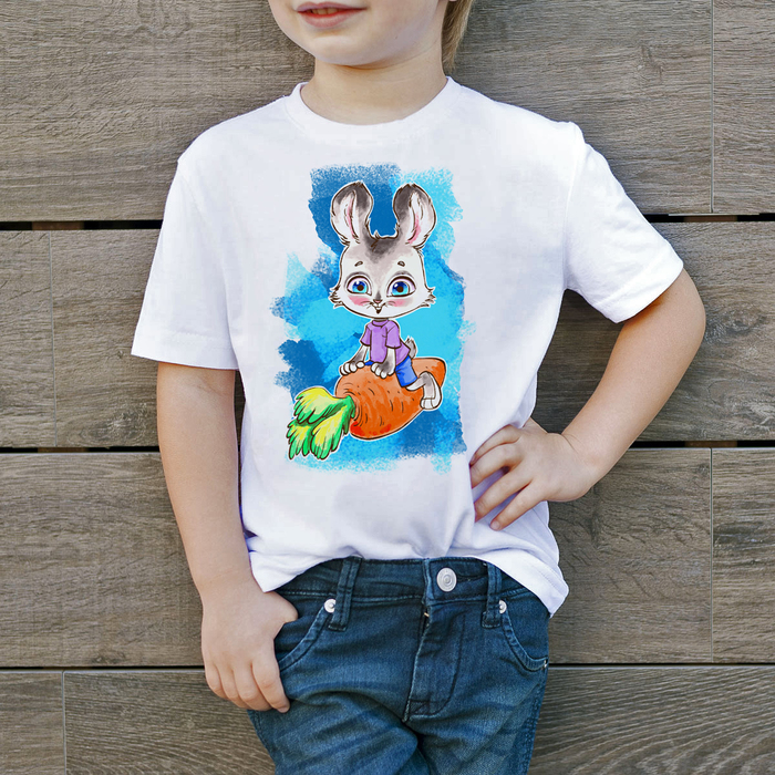 Принт на детскую футболку "Зайчонок на морковке"